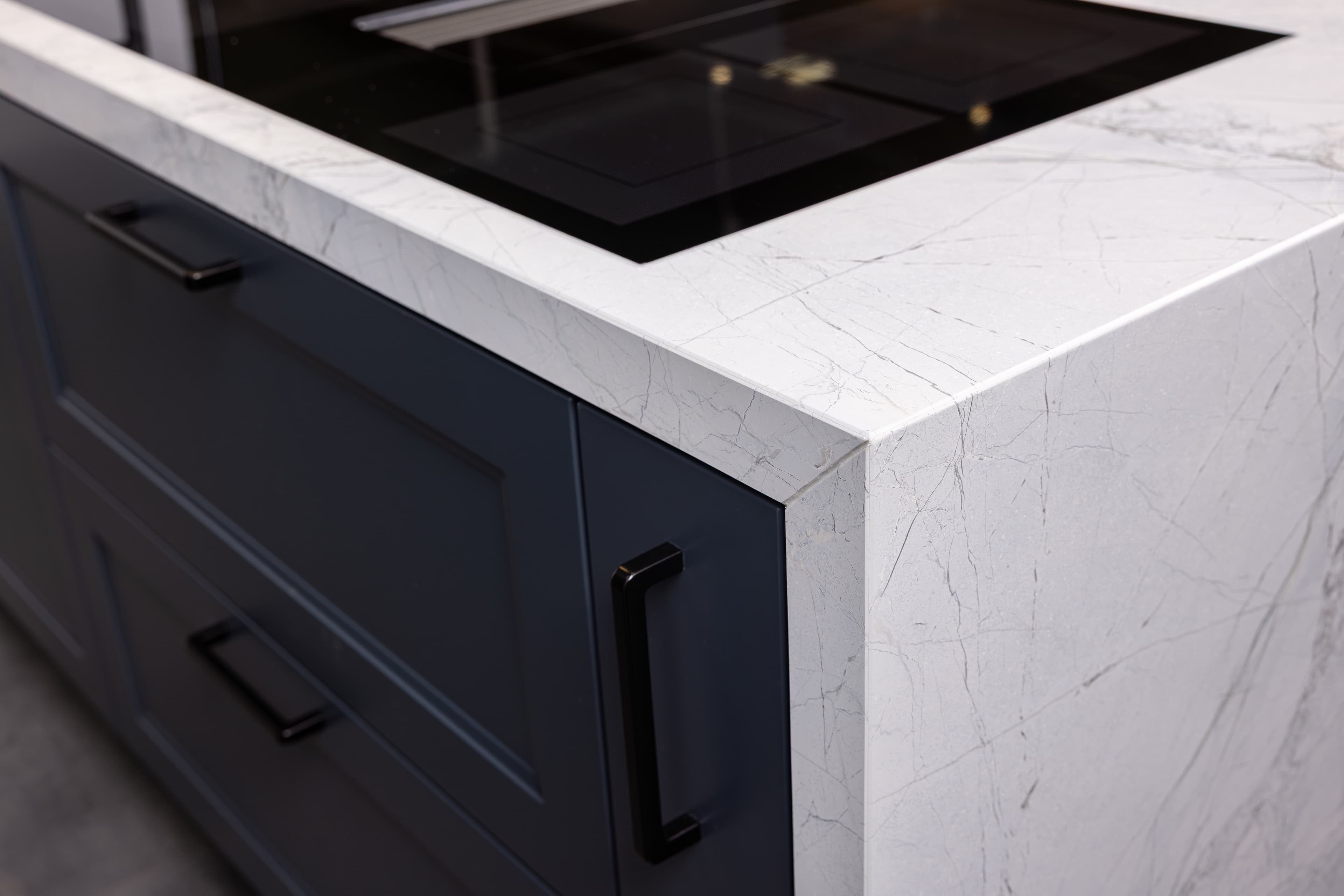 Beleuchtete Marmor-Arbeitsplatte des Herstellers Steinart Manufaktur